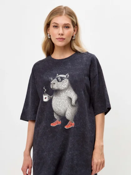 Футболка Капибара в кедах