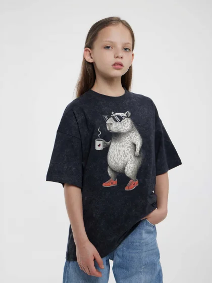 Футболка Капибара в кедах