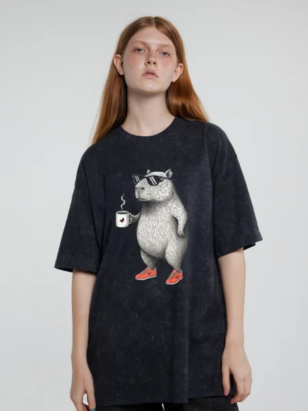 Футболка Капибара в кедах