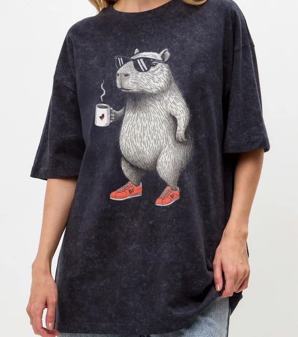 Футболка Капибара в кедах