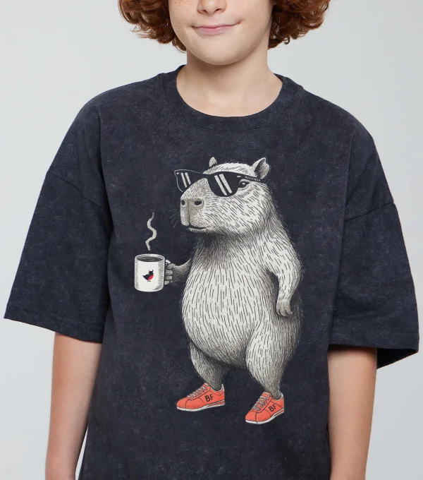 Футболка Капибара в кедах