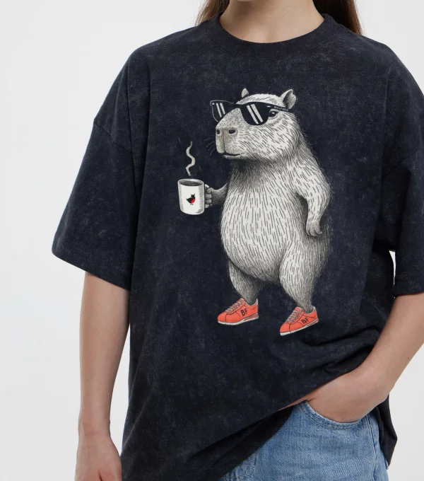 Футболка Капибара в кедах