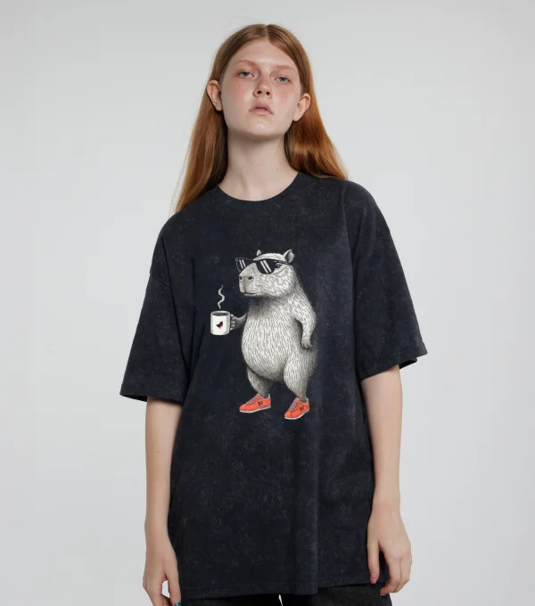 Футболка Капибара в кедах